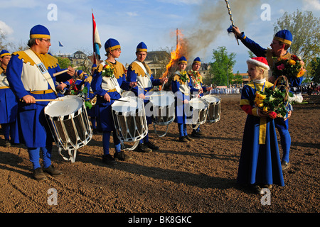 Boeoeg, eine Puppe als Symbol für Winter, gebrannt bei Sechselaeuten, Volksfest, der brennende Scheiterhaufen achtern brennt weiter Stockfoto