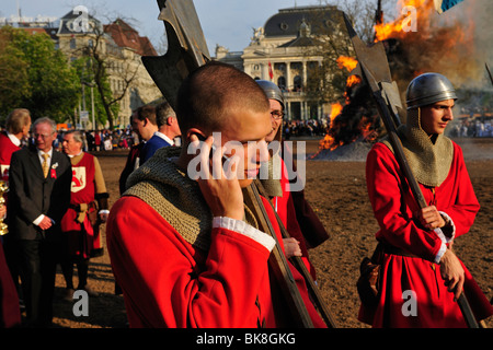 Boeoeg, eine Puppe als Symbol für Winter, gebrannt bei Sechselaeuten, Volksfest, der brennende Scheiterhaufen achtern brennt weiter Stockfoto