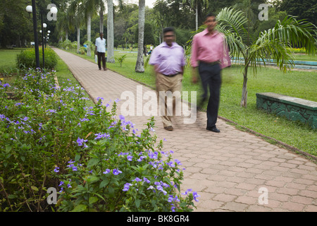 Asien, Südasien, Sri Lanka, Colombo, Cinnamon Gardens, Passanten durch Viharamahadevi Park Stockfoto