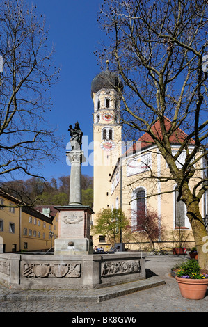 St.-Andreas Kirche und Marian Column Brunnen am Marian Square in Wolfratshausen, Upper Bavaria, Bayern, Deutschland, Europa Stockfoto