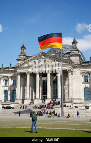 Flagge auf dem Reichstag in Berlin, Deutschland, Europa Stockfoto