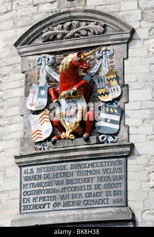 Stadtwappen mit Einhorn und Inschrift an den historischen Wehrturm Hoofdtoren, Hafen von Hoorn, IJsselmeer, Provinz von No Stockfoto