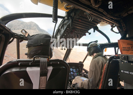 Ein RAF Sea King Hubschrauber landet auf der Langdale Pikes Unfall gerettet von Langdale/Ambleside Mountain Rescue abholen Stockfoto