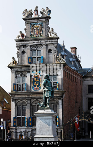 Historisches Haus der Provinzverwaltung, heute West friesischen Museum, Statue von Jan Pieterszoon Coen, Roode Steen, Hoorn, P Stockfoto