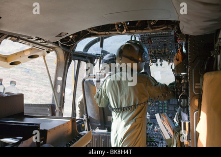 Ein RAF Sea King Hubschrauber landet auf der Langdale Pikes Unfall gerettet von Langdale/Ambleside Mountain Rescue abholen Stockfoto