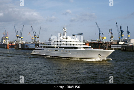 16. April 2010 - der weltweit größte privat geführte Yacht, Eclipse, Pässe Blohm + Voss Werft im Hamburger Hafen. Stockfoto