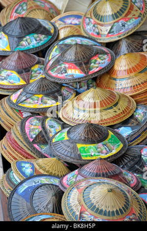 Hüte, schwimmende Markt in Damnoen Saduak, südwestlich von Bangkok, Thailand, Asien Stockfoto