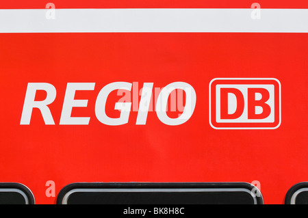 Deutsche Bahn Personenzug, Regio DB Schriftzug, Logo der DB Regio AG Stockfoto