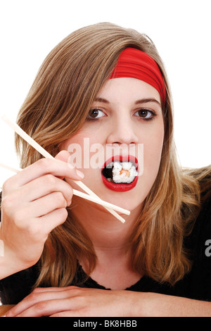 Junge Frau Sushi mit Stäbchen zu essen Stockfoto