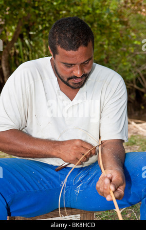 Mann, der einen Fisch Falle von Bambus, Insel Mahe, Seychellen, Indischer Ozean, Afrika Stockfoto