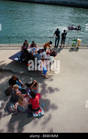 Paris, Frankreich, High Angle, Menschenmassen, die das Frühlingswetter auf der seine Plage genießen, Paris Plagen, Öffentliche Veranstaltungen Stockfoto