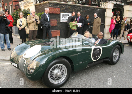 Jody Scheckter mit südafrikanischen High Commissioner in einen Jaguar C-Type in London Stockfoto