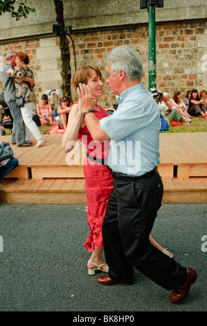 Paare Dancing Street 'Paris Plages' Urban Beach on 'seine River' Paris Frankreich, Sommerfestivals, fête Plage Stockfoto