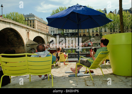 Viele Leute genießen Paris Plages, Urban Beach auf der seine Paris Frankreich, Sommer-Lounge-Stühle, frankreich Strandschirm Stockfoto