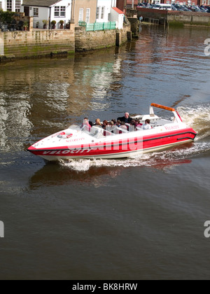 Touristen auf einem Boot Reise auf der Jet-Boot-Geschwindigkeit von Kai im Hafen von Whitby Stockfoto