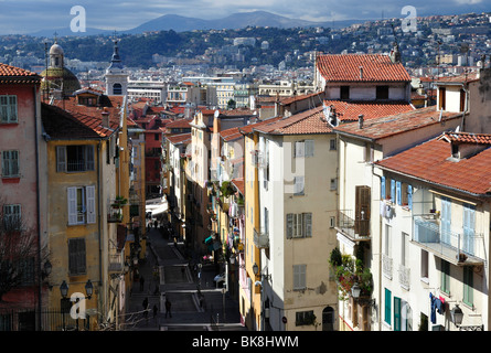 Blick nach unten Rue Rosetti, Skyline der Altstadt von Nizza Stockfoto