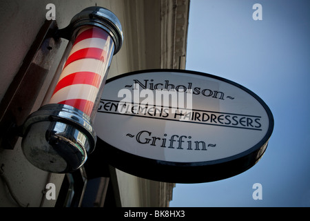 Barber Pole außerhalb Gentleman Friseur in London, UK Stockfoto