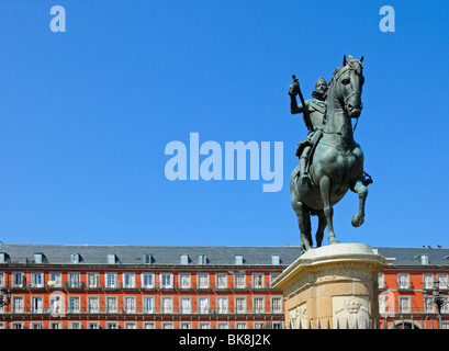 Madrid, Spanien. Plaza Mayor. Bronzene Reiterstatue (1616) von Philip (Felipe) III Stockfoto