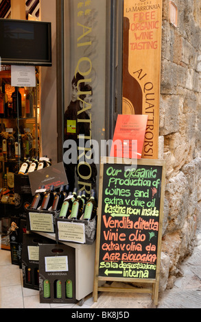 Al Quattrorsi Shop ist Verkauf von lokalen Bio-Weine und Extra Natives Olivenöl. Via San Matteo, San Gimignano, Toskana, Italien, EU. Stockfoto