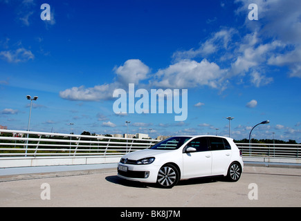 Volkswagen Golf VI GTD - 2009 - weiss - fünf Türen (5D) - deutsche untere Mittelklasse-Auto, Segment C - Parken (Parkplatz) Stockfoto