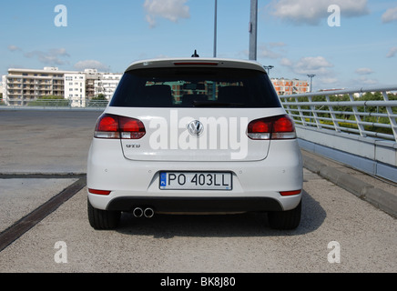 Volkswagen Golf VI GTD - 2009 - weiss - fünf Türen (5D) - deutsche untere Mittelklasse-Auto, Segment C - Parken (Parkplatz) Stockfoto