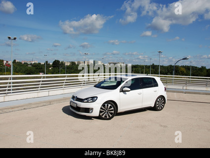 Volkswagen Golf VI GTD - 2009 - weiss - fünf Türen (5D) - deutsche untere Mittelklasse-Auto, Segment C - Parken (Parkplatz) Stockfoto