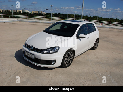 Volkswagen Golf VI GTD - 2009 - weiss - fünf Türen (5D) - deutsche untere Mittelklasse-Auto, Segment C - Parken (Parkplatz) Stockfoto