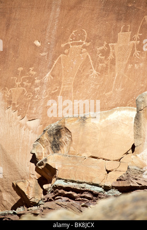 Diese Petroglyphen in der Nähe von Fruita Schulhaus im Capitol Reef National Park, Utah, wurden von den Fremont Menschen geschnitzt. Stockfoto