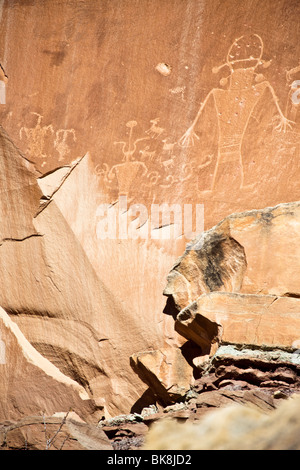 Diese Petroglyphen in der Nähe von Fruita Schulhaus im Capitol Reef National Park, Utah, wurden von den Fremont Menschen geschnitzt. Stockfoto