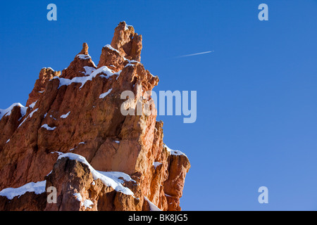 Hoodoos steigen auf allen Seiten des Bryce Canyon Nationalpark Navajo Loop Trail im südlichen Utah. Stockfoto