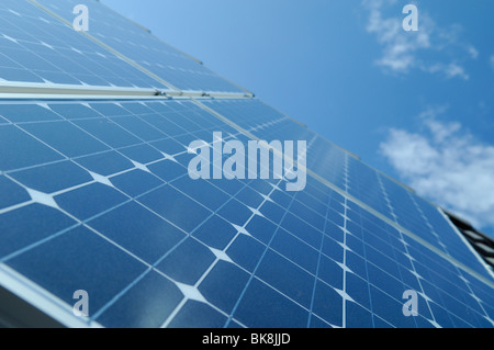 Schwarz getönte polykristallinen Silizium Photovoltaik-Solarpanel montiert auf einem Privathaus. Frankreich Stockfoto