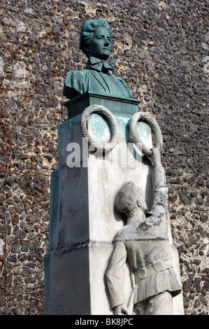 Denkmal für Krankenschwester Edith Cavell in Tombland vor Norwich Kathedrale neben dem Erpingham Tor Stockfoto