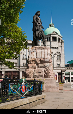 William Wallace Statue mit His Majesty's Theatre im Hintergrund, Aberdeen, Schottland Stockfoto