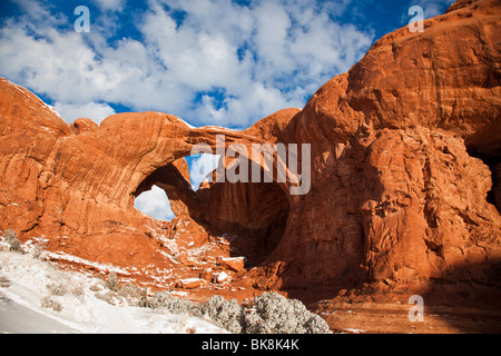 Riesige Bögen wie Doppelbogen im Abschnitt Windows punktieren die Landschaft des südlichen Utah berühmten Arches National Park. Stockfoto