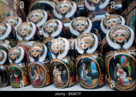 Nahaufnahme, Russische Puppen zu sehen, im Schaufenster, Peterhof, Paris, Holzprodukte, Spielzeugladen Stockfoto