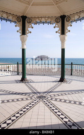 Musikpavillon auf Brighton Seafront mit West Pier im Hintergrund. Stockfoto