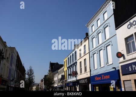 Geschäfte auf der Haupteinkaufsstraße von Hügel Straße Newry County down Nordirland Vereinigtes Königreich Stockfoto