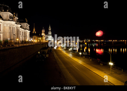 Panoramablick auf Bruehl´s Terrasse entlang der Elbe in Dresden, Deutschland, mit einem Feuerwerk bei Nacht Stockfoto