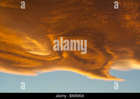 Chinnok Bogen bei Sonnenuntergang über Cochrane, Alberta, Kanada Stockfoto