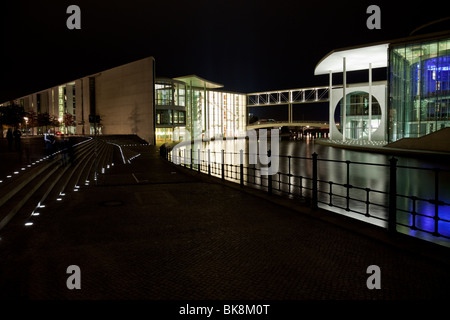 Marie-Elisabeth-Lüders-Gebäude im Regierungsviertel in Berlin, Deutschland, in der Nacht Stockfoto