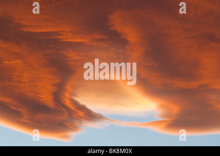 Chinnok Bogen bei Sonnenuntergang über Cochrane, Alberta, Kanada Stockfoto