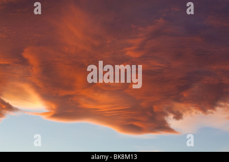 Chinnok Bogen bei Sonnenuntergang über Cochrane, Alberta, Kanada Stockfoto