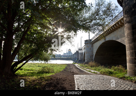 Blick entlang einer Brücke, Yenidze bei hr Ufer der Elbe in Dresden, Deutschland Stockfoto
