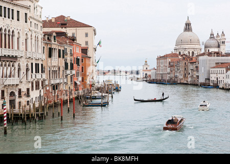 Gebäude und Schiffe entlang des Canal Grande in Venedig, Italien Stockfoto