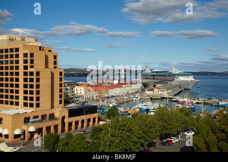 Hotel Grand Chancellor, historische Gebäude in Hunter Street, Victoria Dock und Kreuzfahrtschiff, Hobart, Tasmanien, Australien Stockfoto