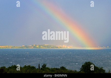 Gewitter und dramatische Regenbogen über Simione Burg gesehen von Moniga del Garda Italien Gardasee Stockfoto