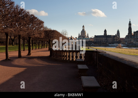 Blick auf das historische Stadtzentrum von Dresden, Deutschland, mit der Frauenkirche aus den Ufern des Flusses Elbe Stockfoto