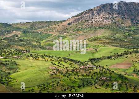 Marokkanische Landschaft und mittleren Atlasgebirge von Fès Marokko aus gesehen Stockfoto