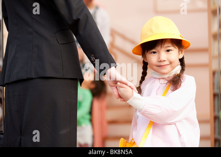 Arbeitende Frau fallen Tochter off-Day-Care Center Stockfoto