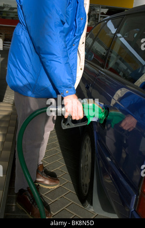 Füllt sich mit Benzin Stockfoto